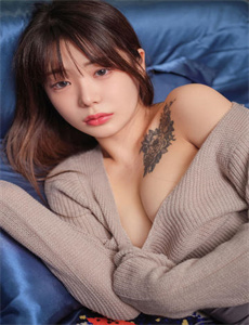 《推土机上的少女》